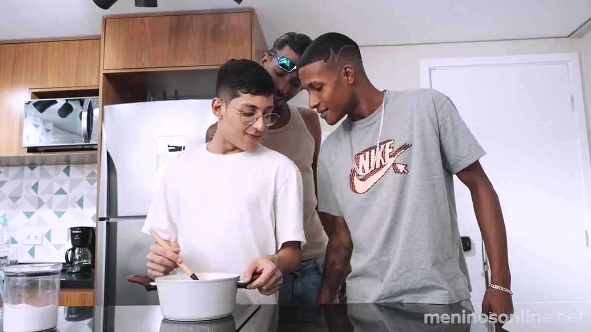 Cocinando con dos negros pollones